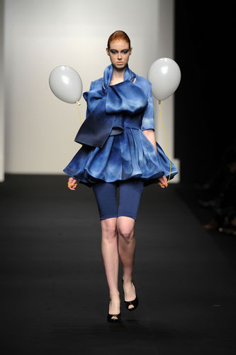 組圖:09秋冬單色不再受寵 扎染面料正走紅(2)_新浪女性_新浪網